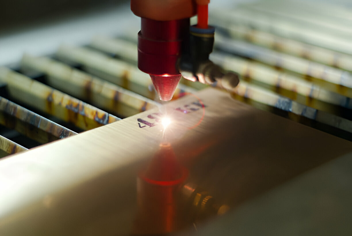 Les avantages de la gravure laser pour vos cadeaux d’entreprise : impact et durabilité