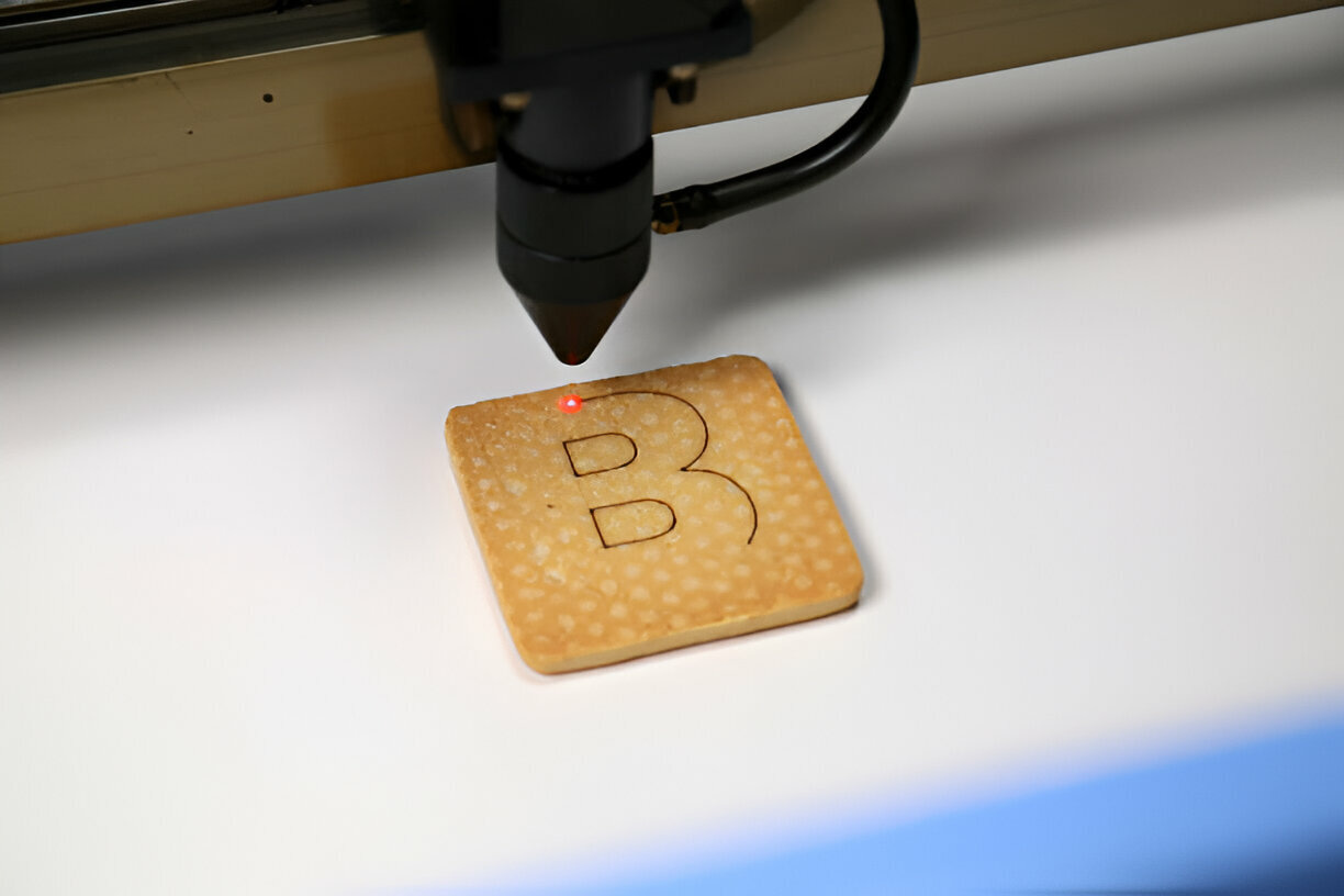 Personnalisation gravure laser sur biscuit