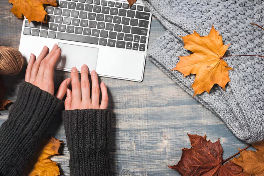 Femme tapant sur son ordinateur portable en automne