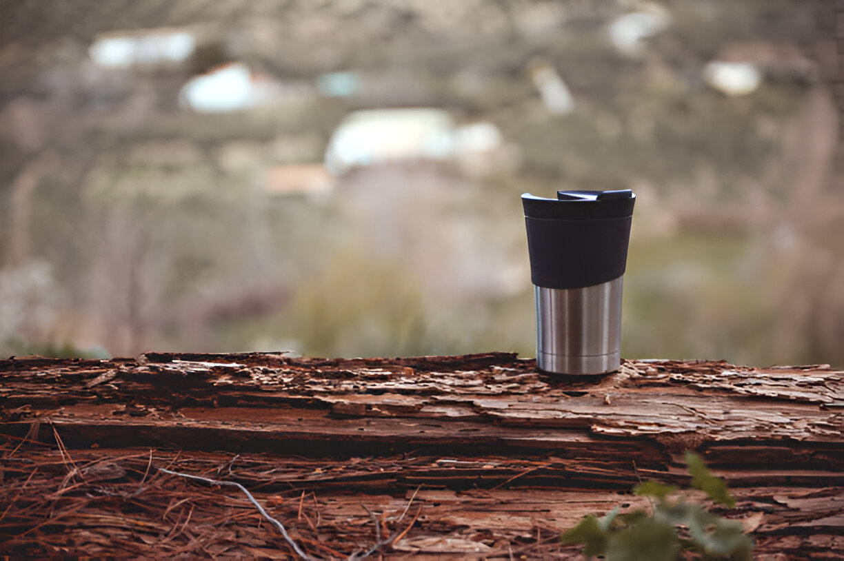 mug sur rondin de bois forêt