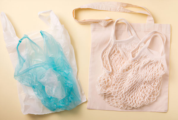 tote bag vs sac plastique - objet publicitaire
