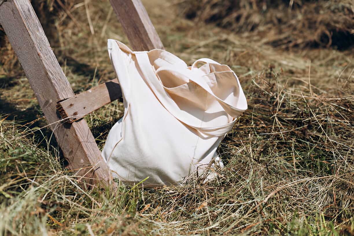 tote bag - objet publicitaire dans de la paille