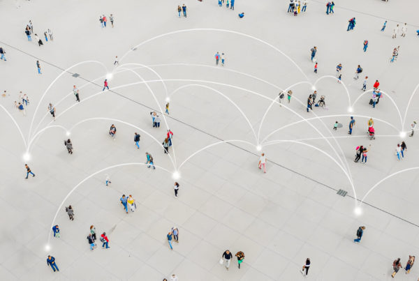 personnes connectées entre elles - goodies connectés