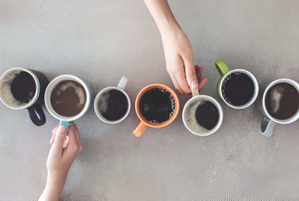 mugs de café alignés