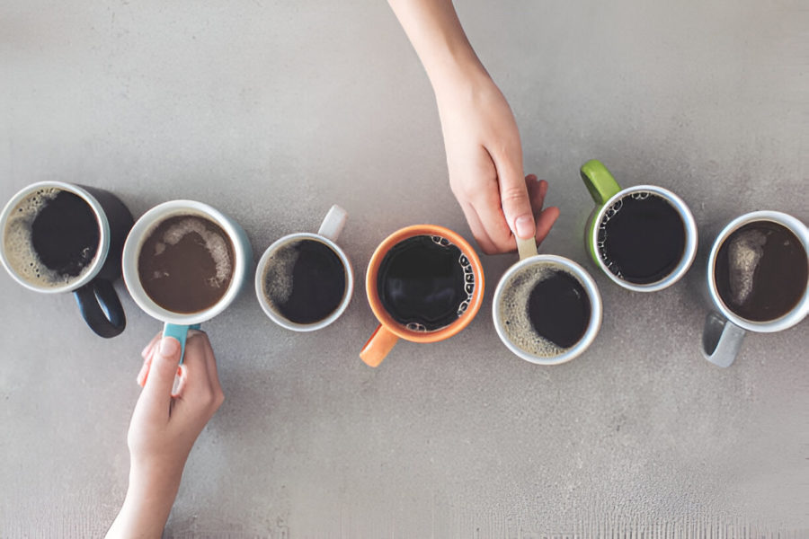 mugs de café alignés