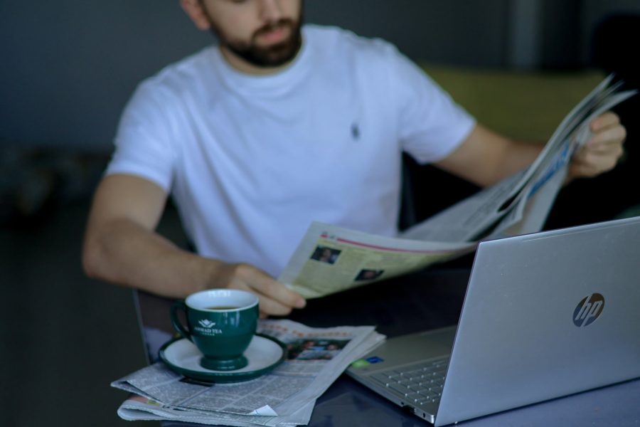 personne lisant un journal goodie et actualité