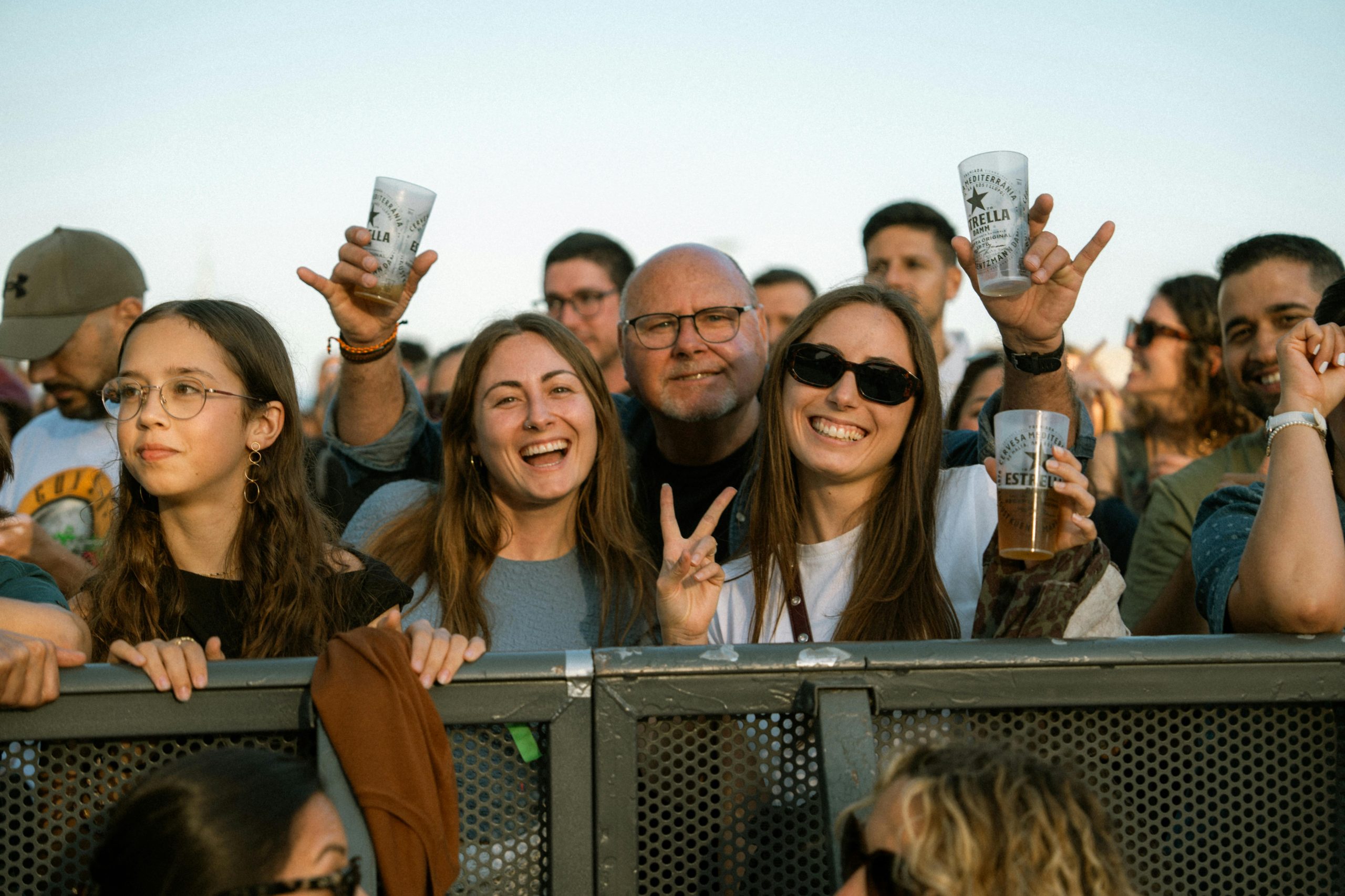 personnes avec gobelets goodies dans les mains à un festival