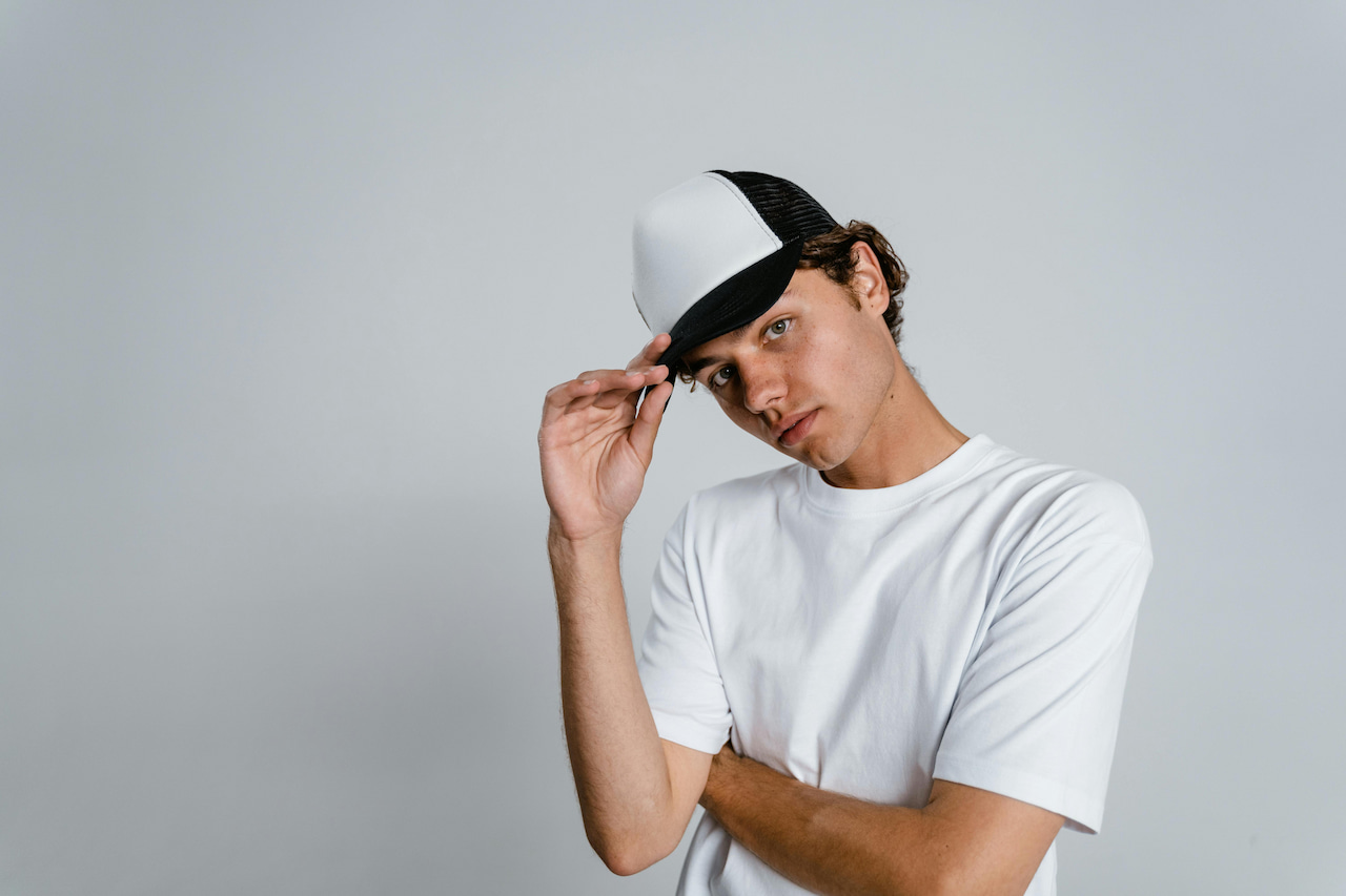 homme avec t-shirt et casquette goodies