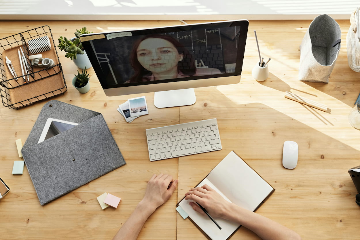 Goodies sur bureau en télétravail