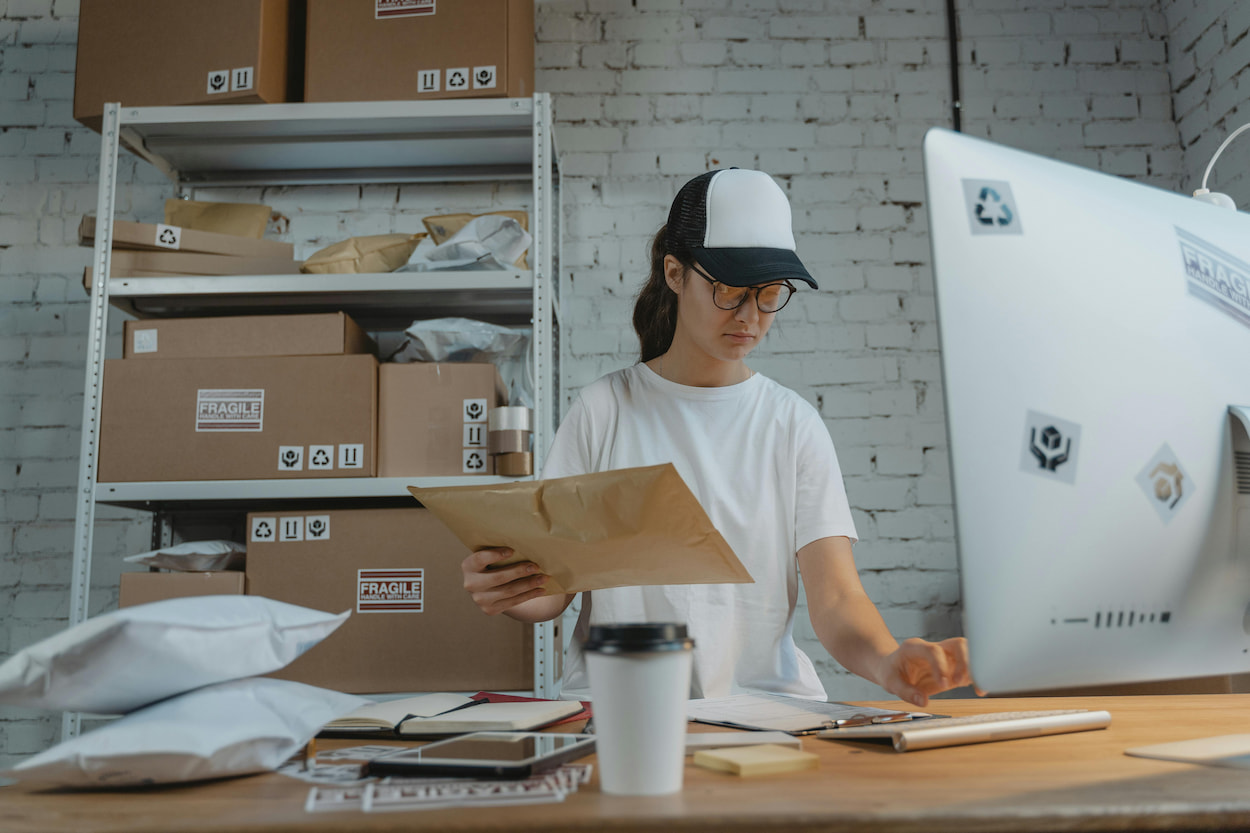 kit accueil entreprise, femme avec goodies