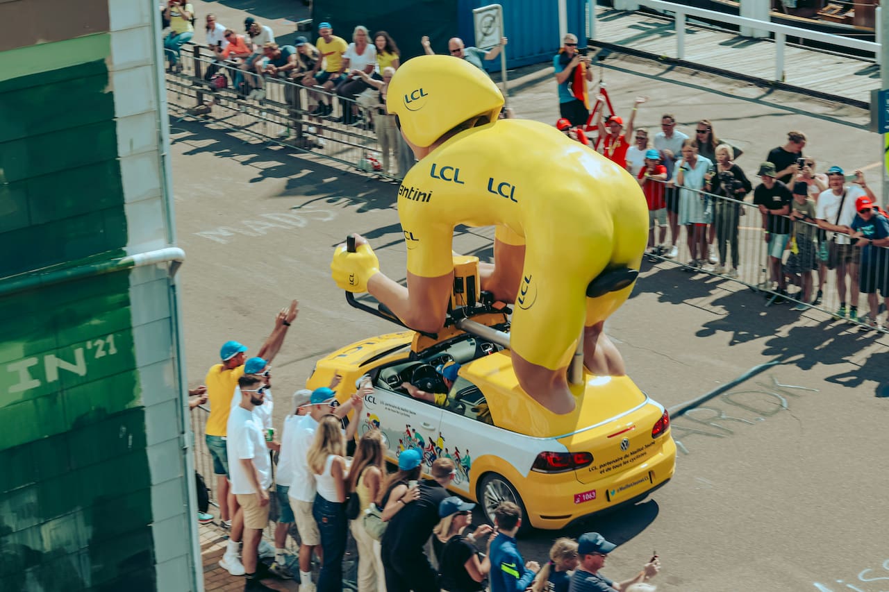 Caravane du Tour de France : vers une distribution de goodies plus écoresponsable ?