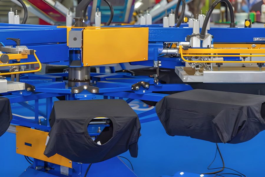 Machine automatique de sérigraphie textile pour t-shirts personnalisés en production industrielle
