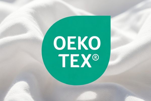 Certification OEKO-TEX® sur textile blanc plissé – label indispensable pour goodies textiles responsables et sans substances nocives