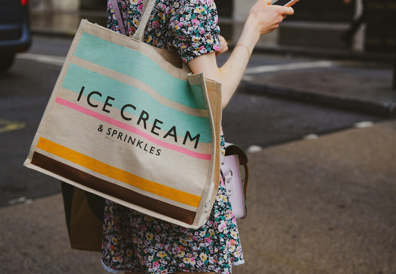 exemple impression quadrichromie sur tote bag personnalisé visuel multicolore goodie textile