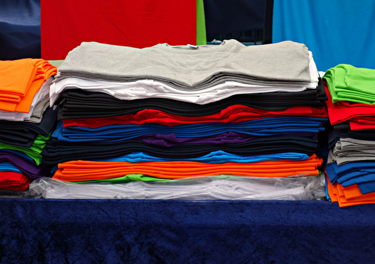 Différents t-shirts personnalisables disponibles en plusieurs grammages et couleurs.