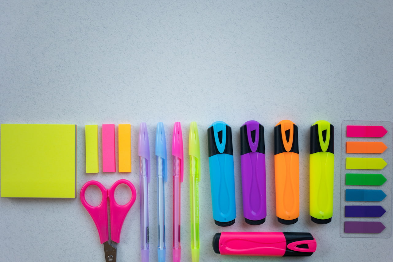 Objets publicitaires colorés illustrant l'importance du contraste