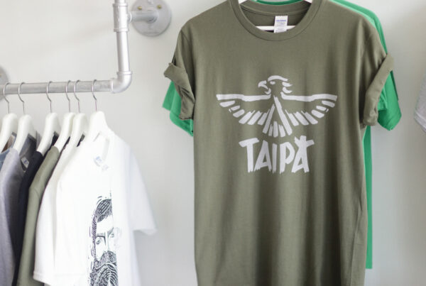 T-shirts personnalisés avec différents logos et techniques de marquage