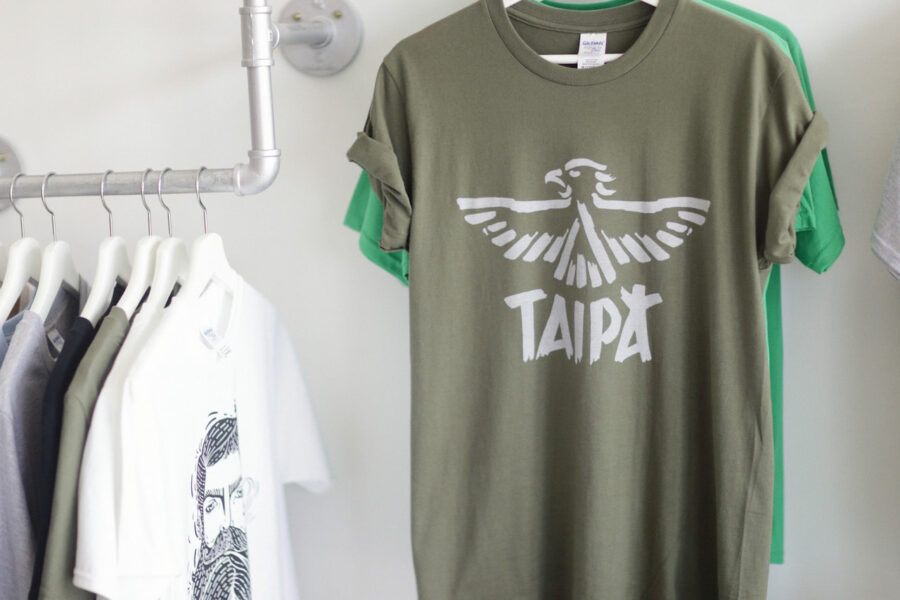 T-shirts personnalisés avec différents logos et techniques de marquage