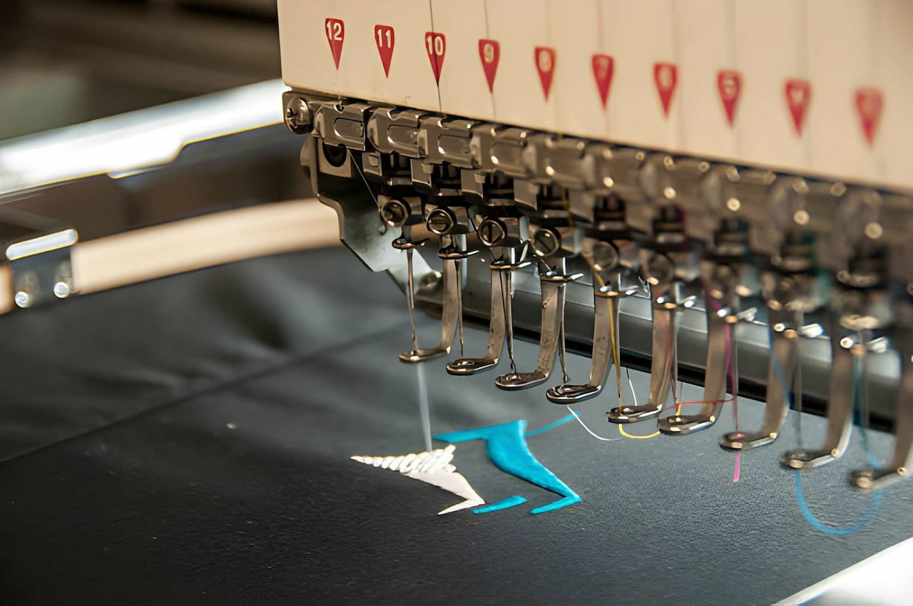 Broderie d'un logo sur textile avec une machine professionnelle