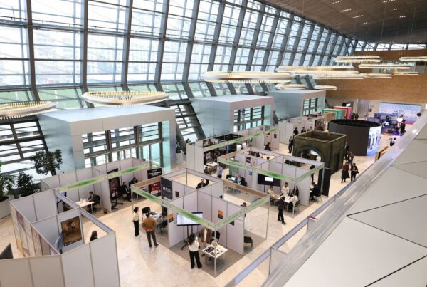 Salon professionnel avec visiteurs et stands d’exposition