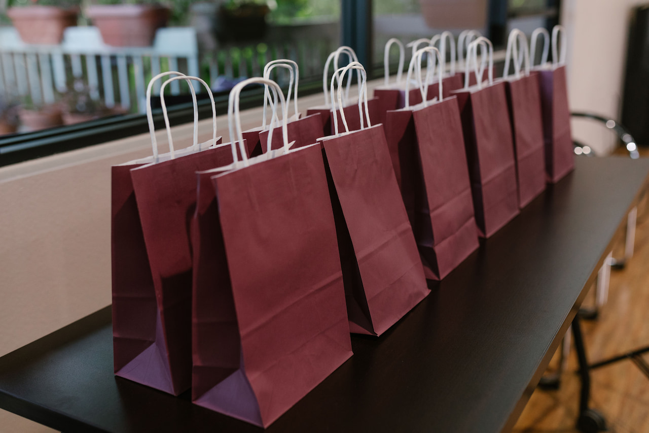 Sacs de goodies préparés pour un événement professionnel