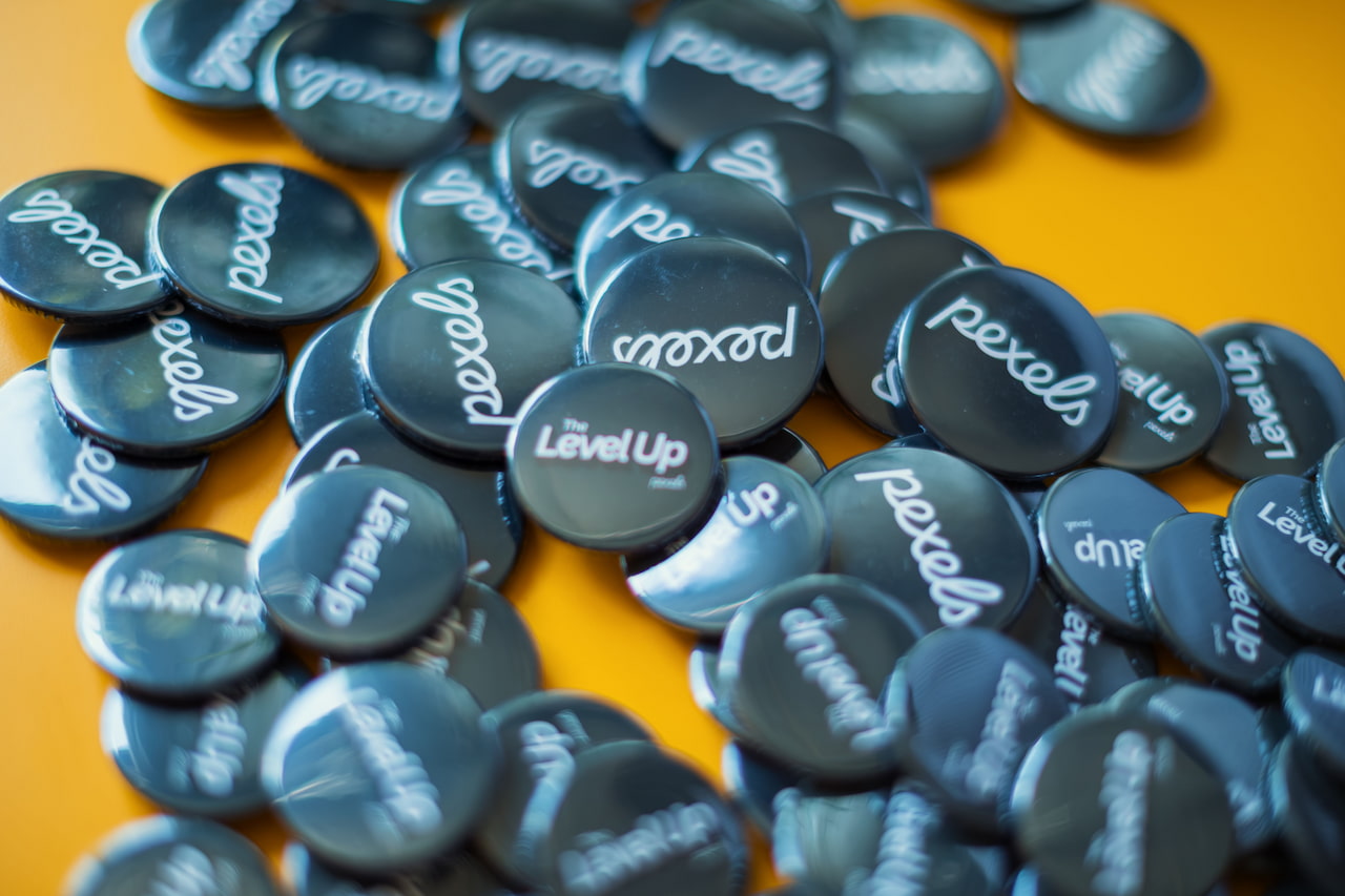 Badges personnalisés à distribuer comme goodies lors d'un événement
